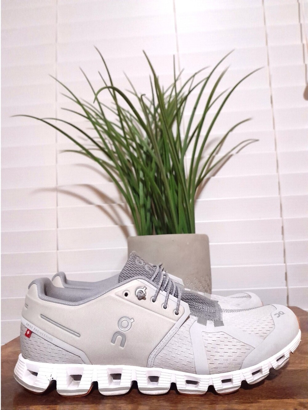 On Cloud Gray & White Athletic Shoes Sz 9.5 ( EU 41) color Glacier Gray White